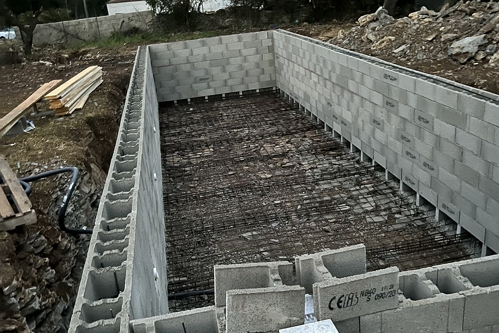 Chantier de piscine en parpaings avec ferraillage du radier dans le Var