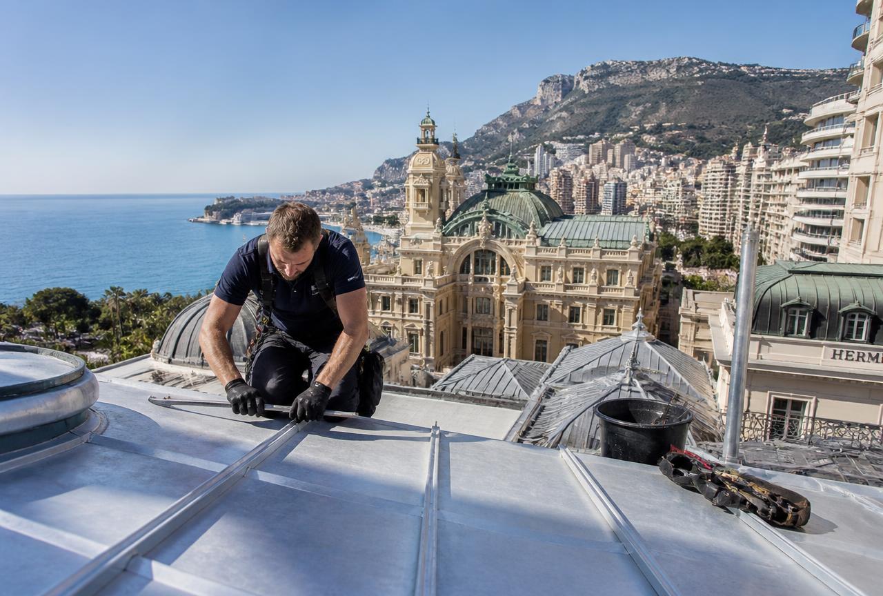 Couvreur zingueur intervenant sur une toiture en zinc à Monte-Carlo, Monaco