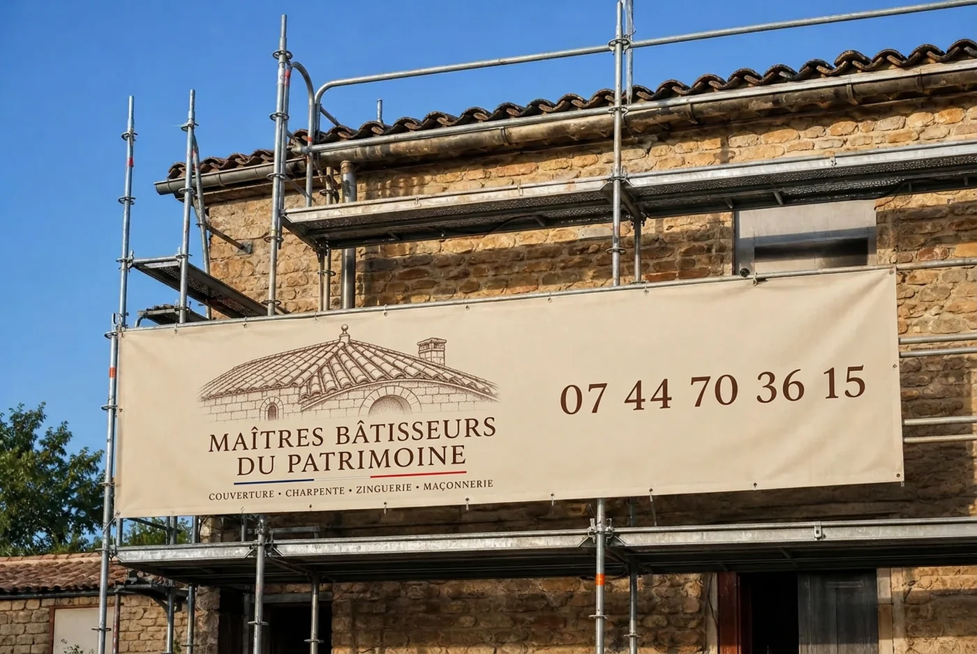 Échafaudage de chantier avec banderole Maîtres Bâtisseurs du Patrimoine et numéro 07 44 70 36 15 à Hyères