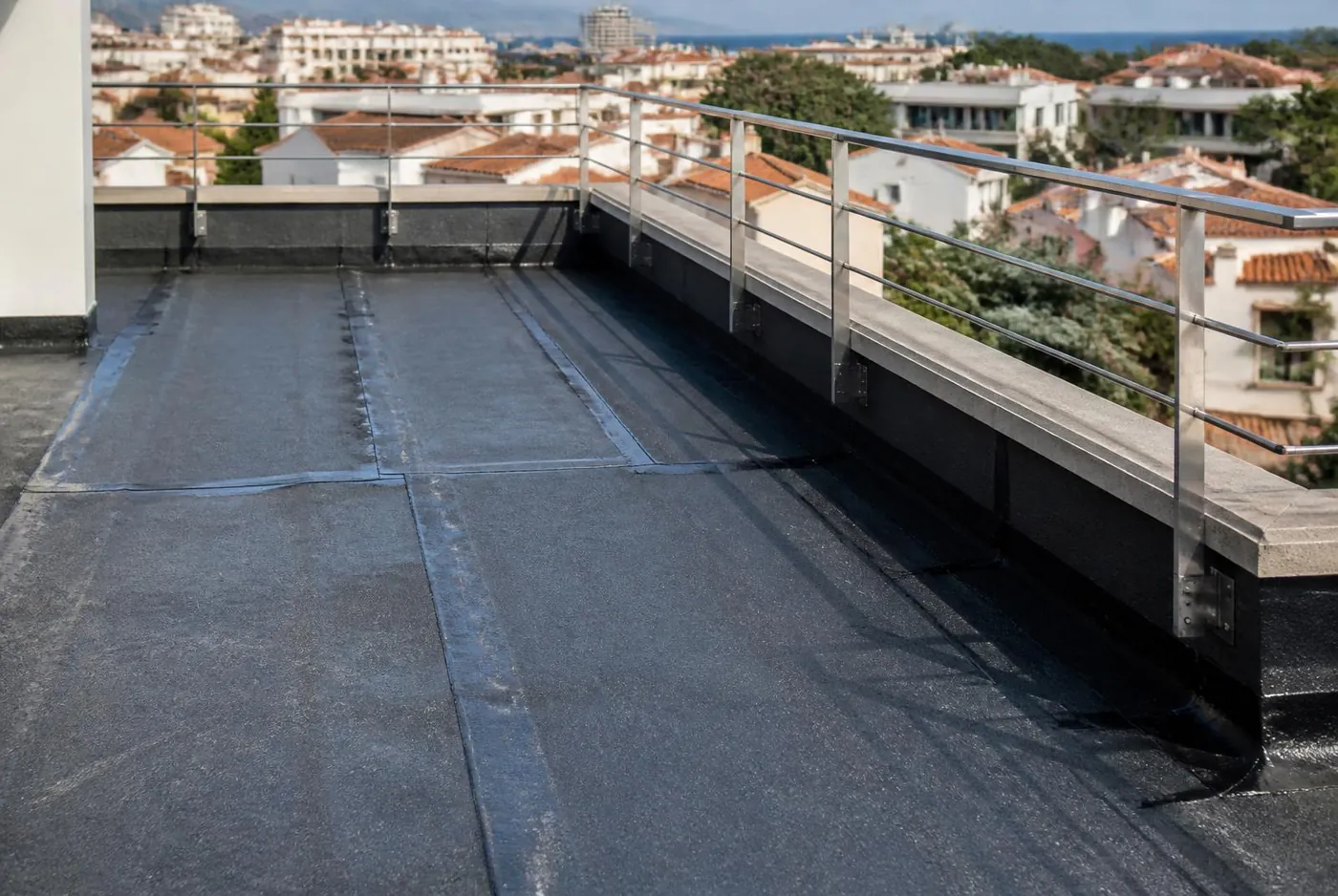 Étanchéité d'un toit-terrasse à Cannes, membrane soudée et relevés le long de l'acrotère