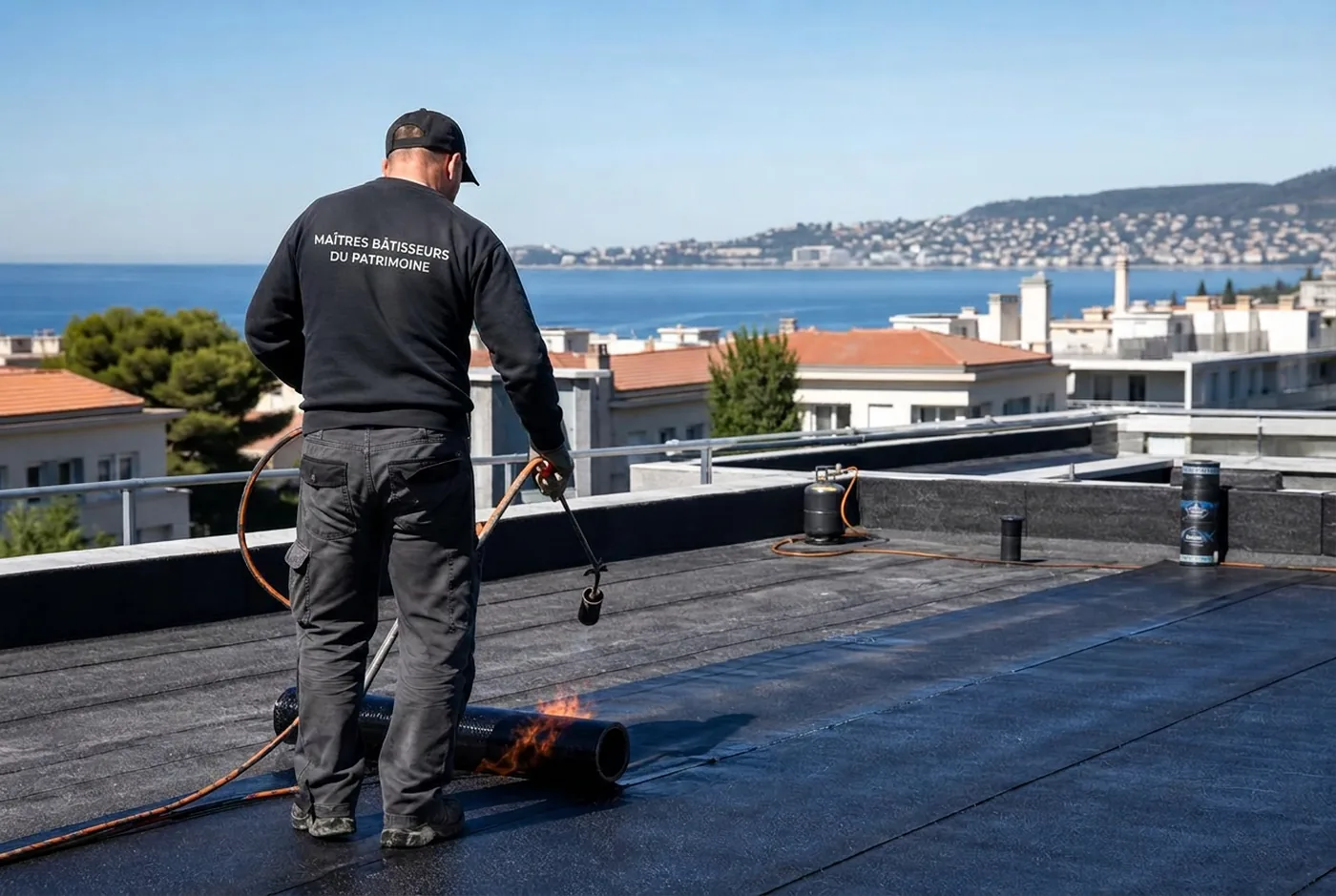 Étanchéité d'un toit-terrasse par membrane soudée à Nice, vue sur la baie