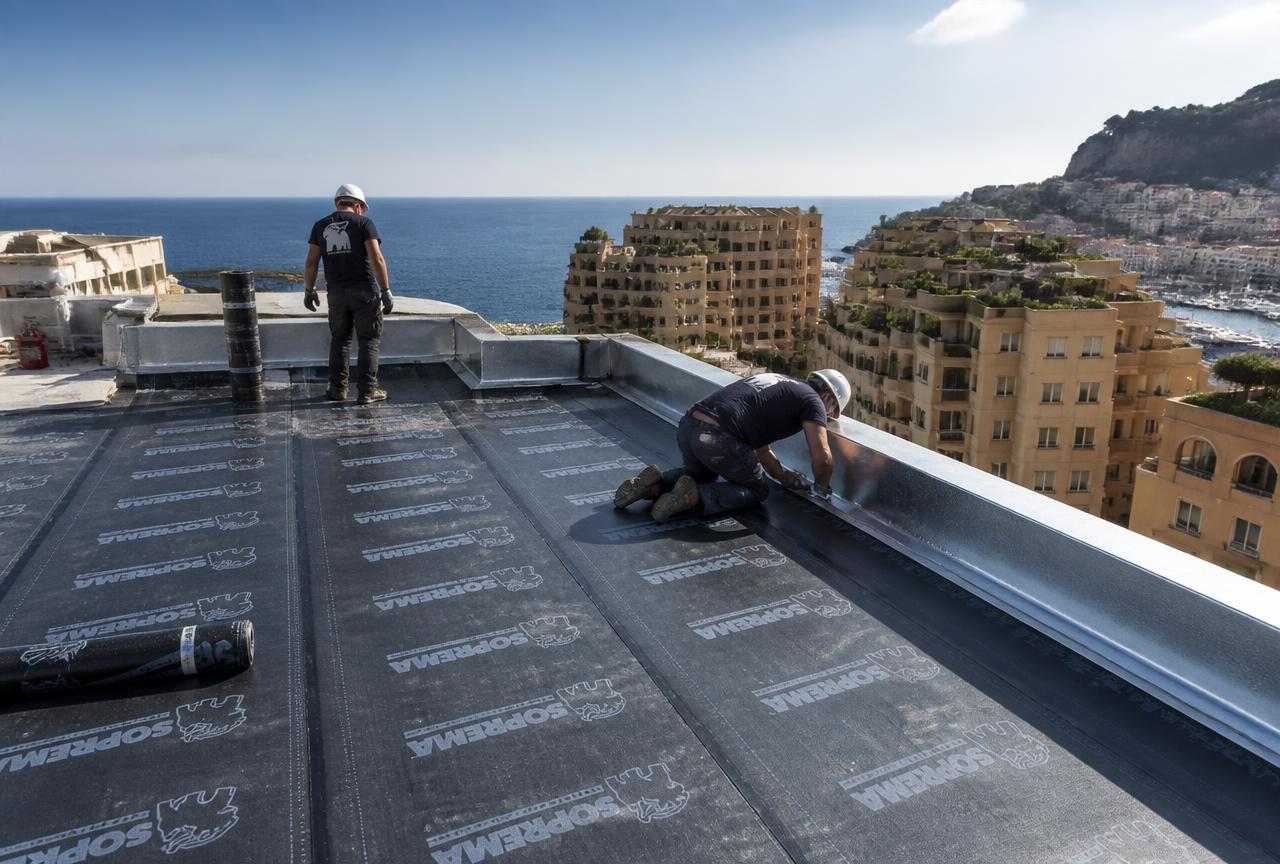 Étanchéité d'un toit-terrasse à Fontvieille, Monaco, avec relevés et solins en zinc