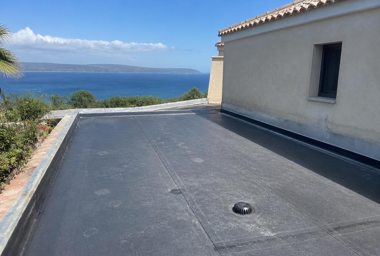 Étanchéité Sainte-Maxime : toit-terrasse rénové avec membrane bitumineuse, relevés et bavettes en zinc neufs