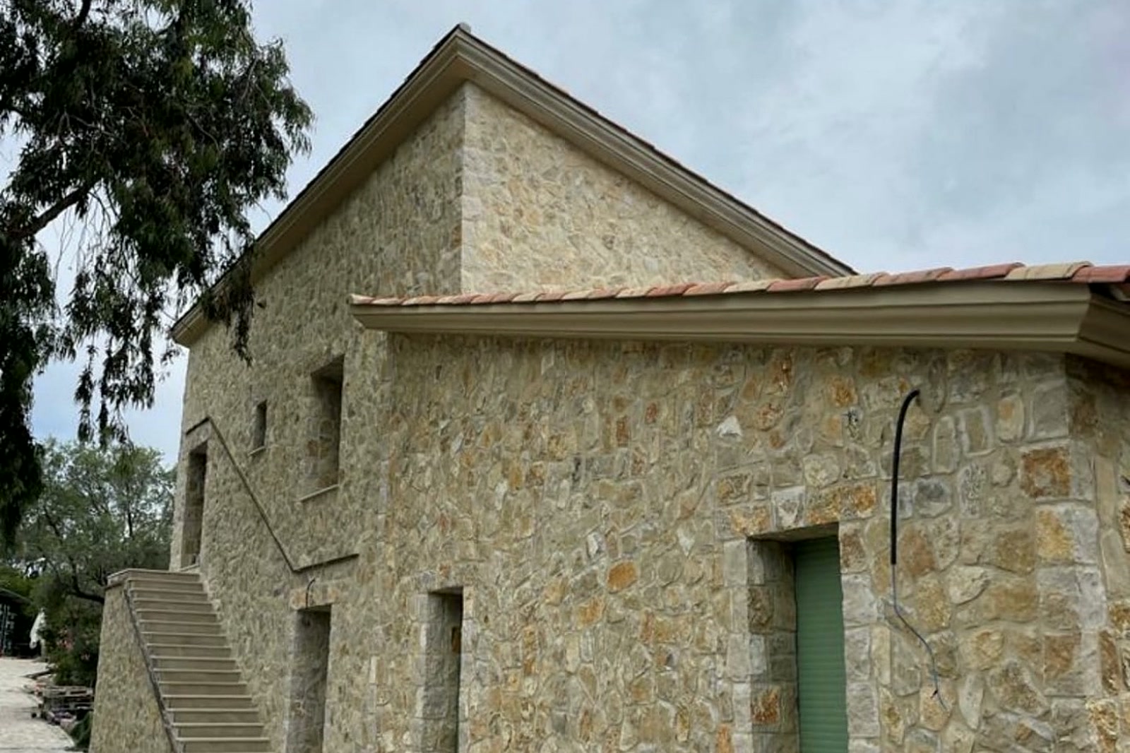 Façade en pierre de pays et calade maçonnée sur une maison provençale dans le Var