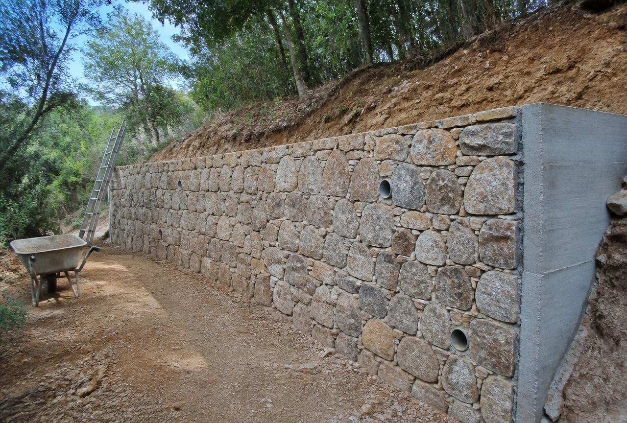 Mur de soutènement parementé en pierre du pays avec barbacanes à Lorgues