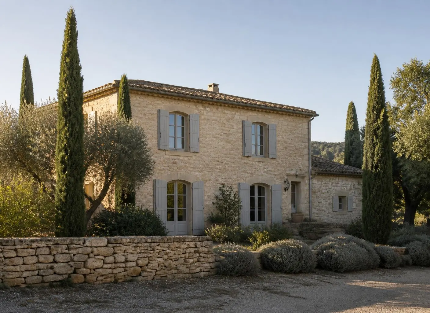 Toiture provençale en tuiles canal dans le Var