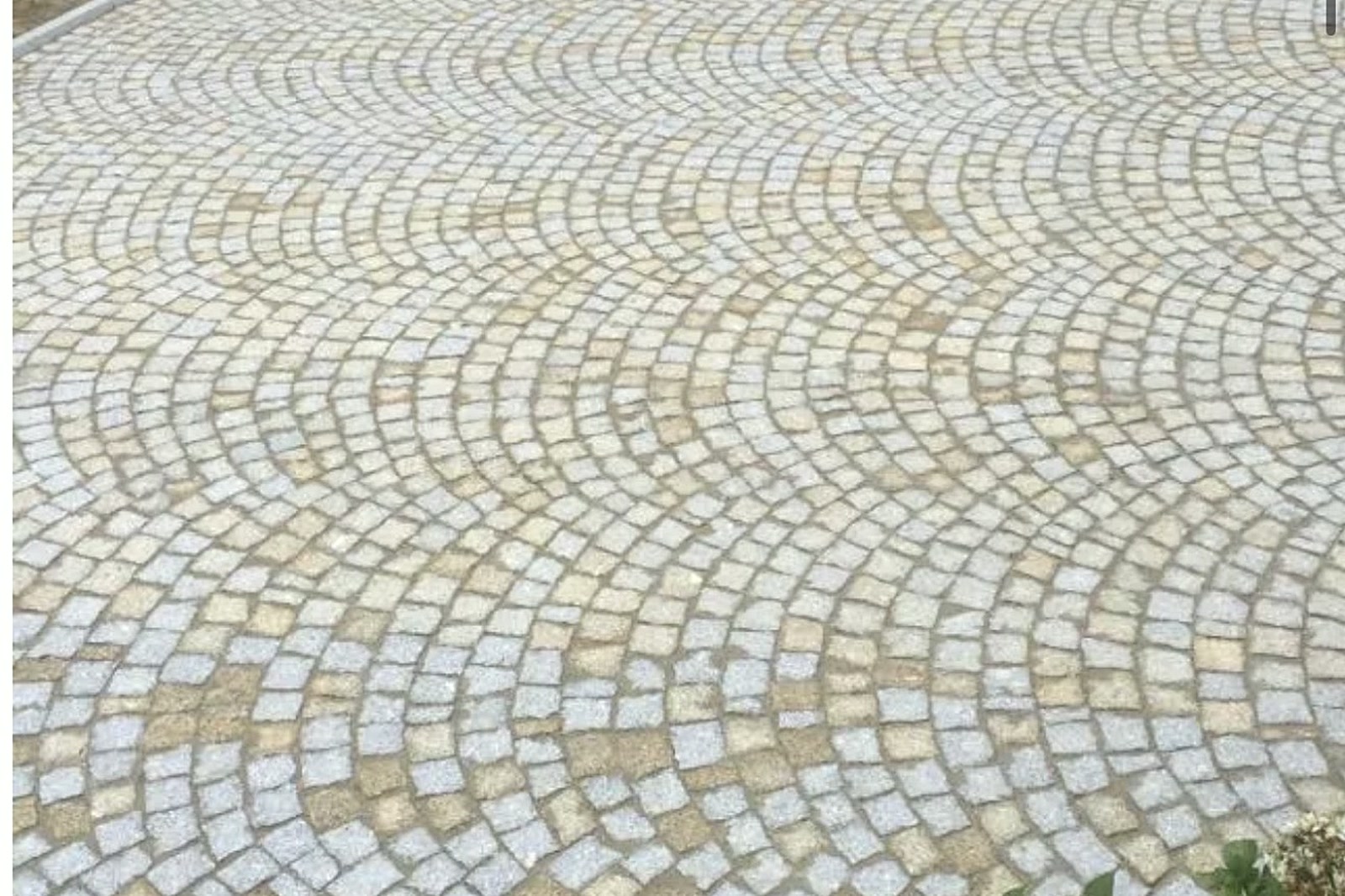 Pavé granit posé en éventail sur une cour dans le Var