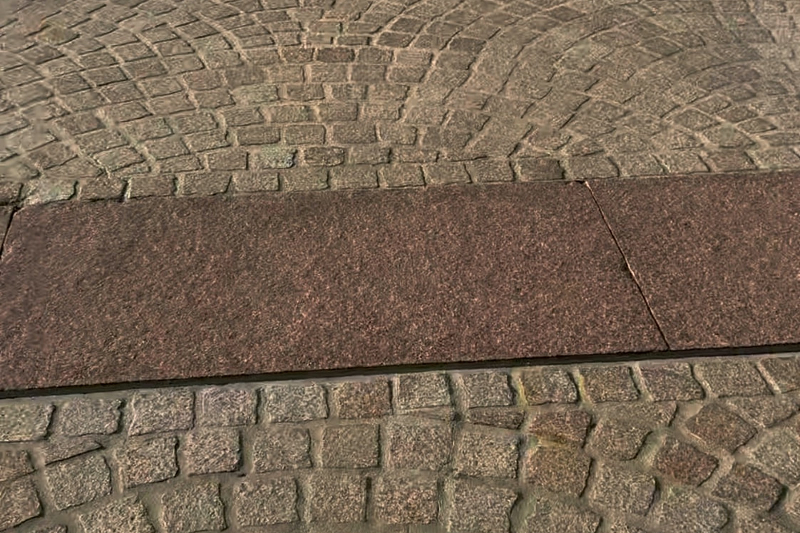 Pose de pavés granit en arcs de cercle avec bandes de pierre dans le Var