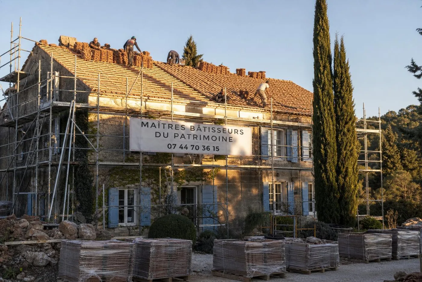 Réfection complète de la toiture d'une bastide à Draguignan, échafaudage du sol au faîtage et banderole de chantier