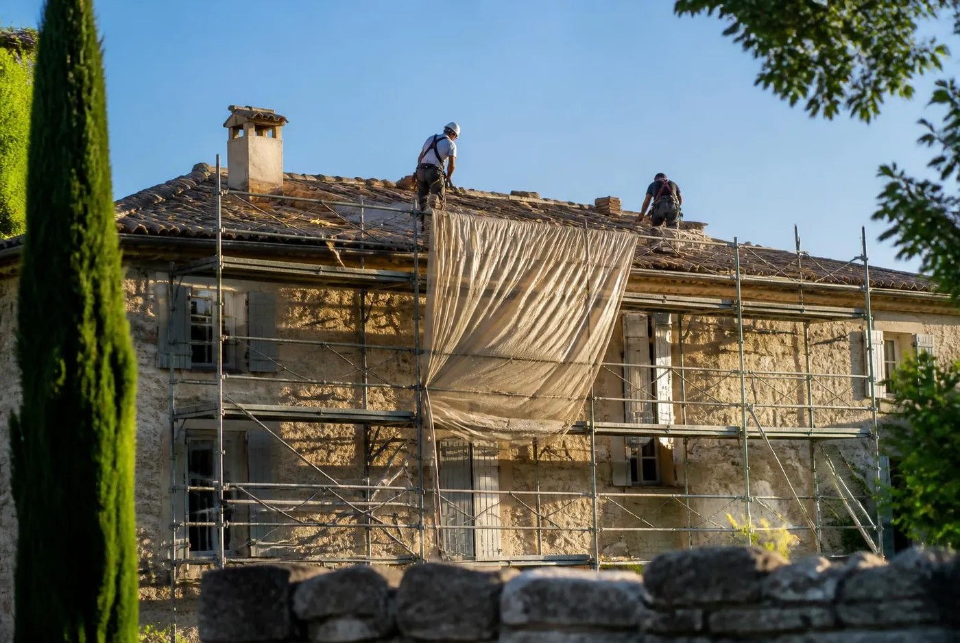 Réfection d'une toiture en tuiles canal à La Valette-du-Var avec échafaudage du sol au faîtage