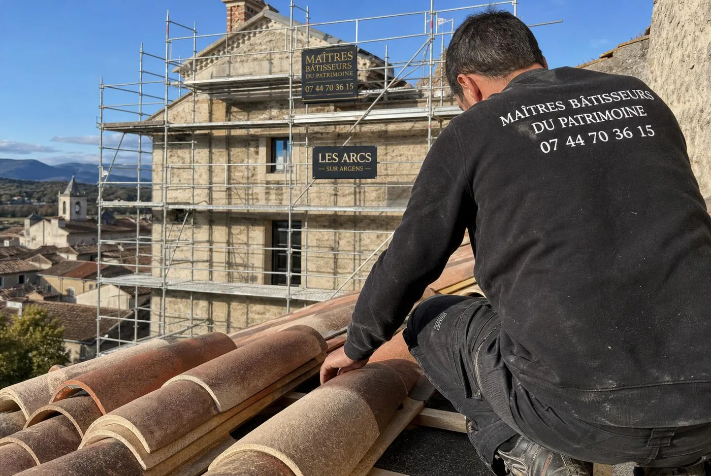 Rénovation de toiture en tuiles canal aux Arcs-sur-Argens, couvreur en pull d'atelier et échafaudage complet